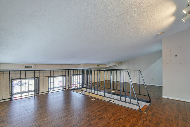Building Photo - 403 S Roan St