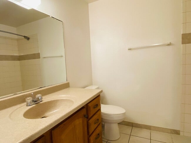 Building Photo - $2,050 Ashlan & Fowler, 3 Bedroom Home - H...