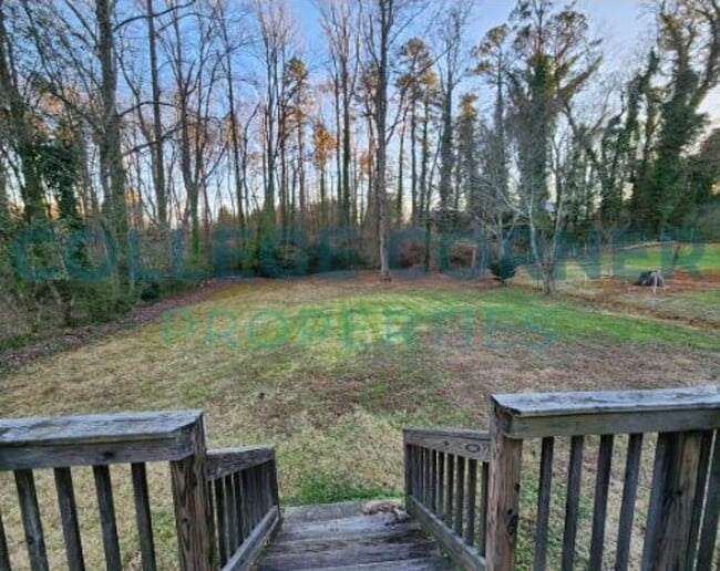 Building Photo - 639 S Poplar St