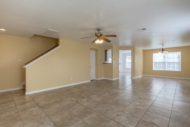 Building Photo - Spacious 4-Bedroom Home in Prime Round Roc...