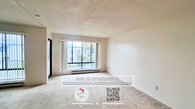 Building Photo - Beautiful studio on the top floor with ton...