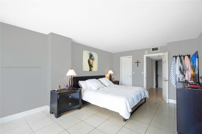 Building Photo - 200 Leslie Dr