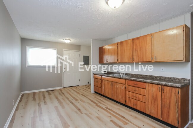 Building Photo - 615 S Green St