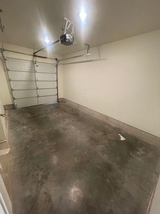 Building Photo - Stunning Modern Three Bedroom Duplex in Le...