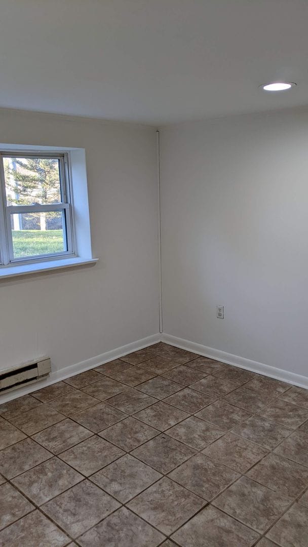 Building Photo - 2 bedroom 1 bath basement apartment with w...