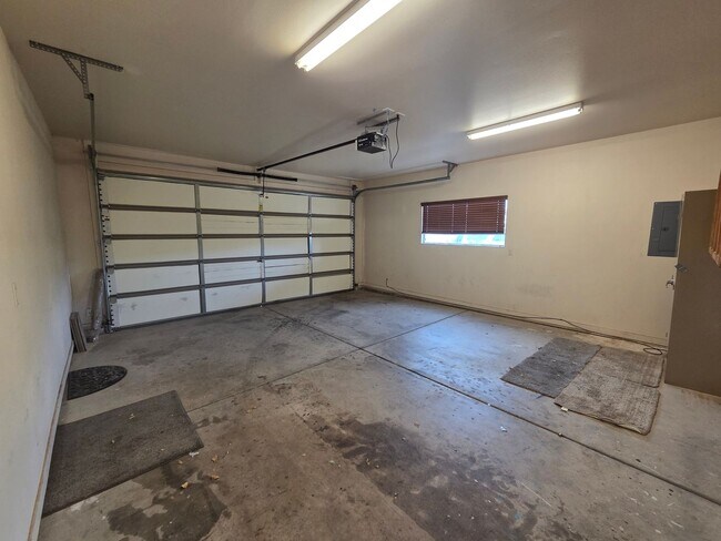 Building Photo - Shadow Ridge 3 Bedroom