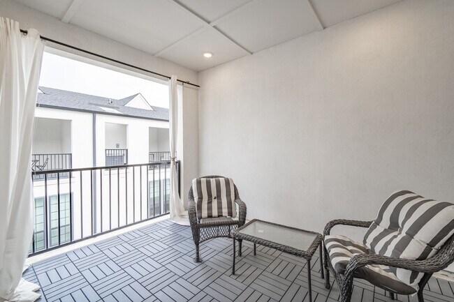 Building Photo - Gated Luxury Townhomes with yard + Roof Patio