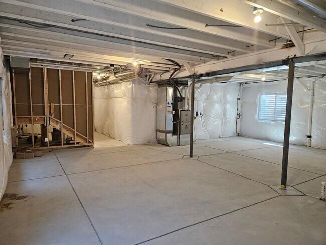 Building Photo - 5 Bed 3.5 Bath Home with a park and Commun...