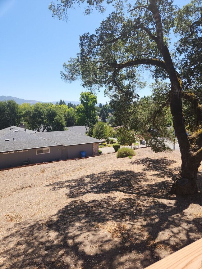 Building Photo - Lovely 2 bedroom, 2 bath in the Oakmont 55...
