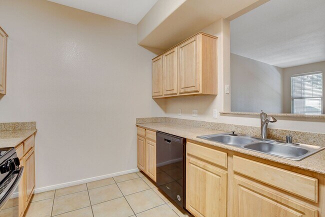 Building Photo - Beautiful  2bed 2bath Gated Community