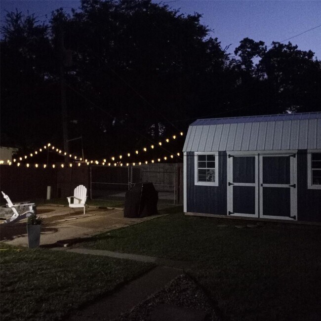 Building Photo - 2102 N Pearland Ave