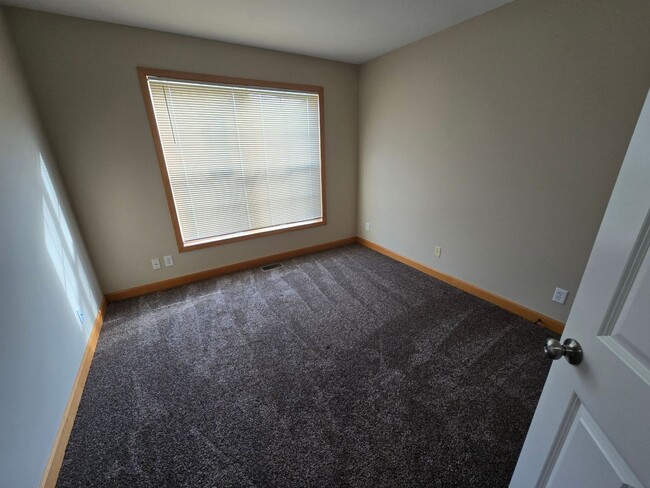 Building Photo - corner unit town home spirt Hills  3br 2 ....