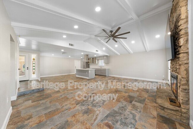 Building Photo - 640 Crest Ln