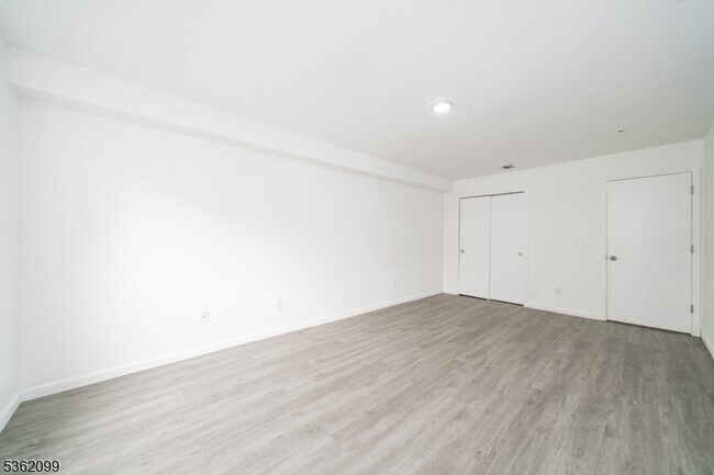 Building Photo - 392 College Dr