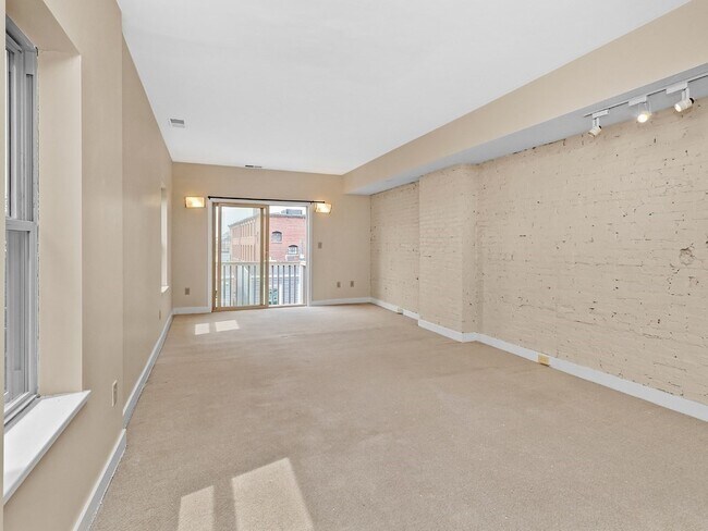 Building Photo - 297 Meridian St