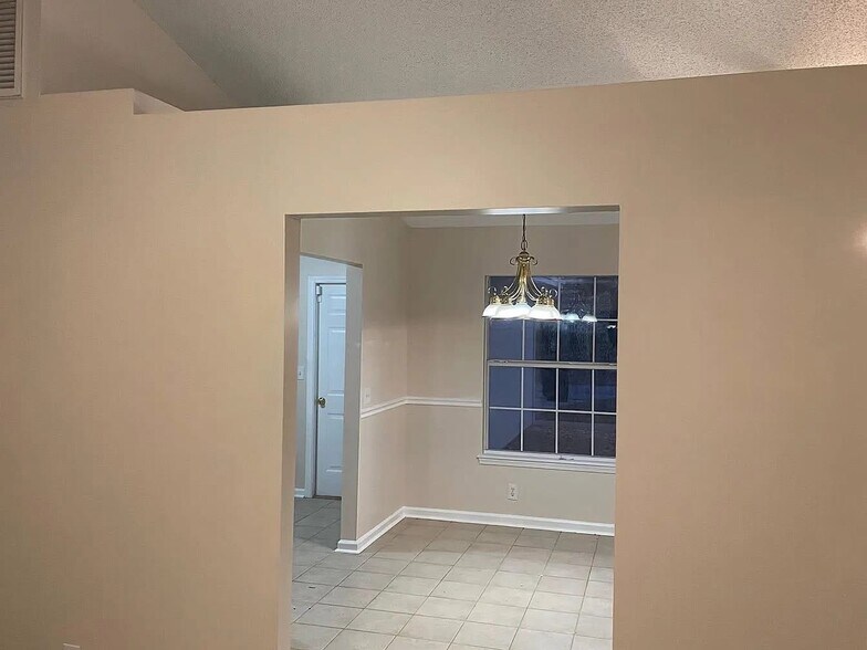 Building Photo - 329 Hallowes Dr E