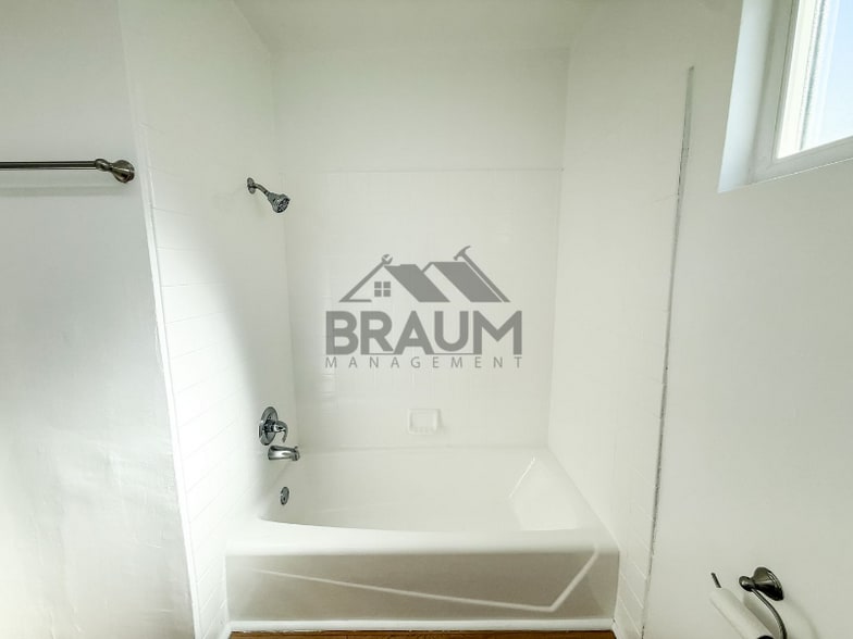 Building Photo - 6041 Whitsett Ave