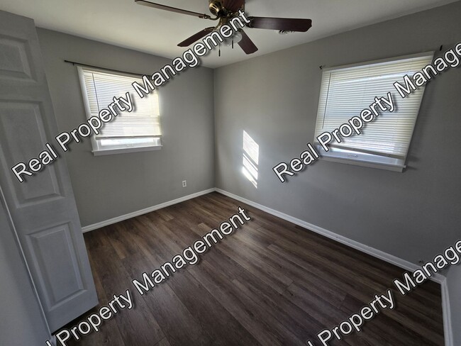 Building Photo - Three Bed Hobart Ranch