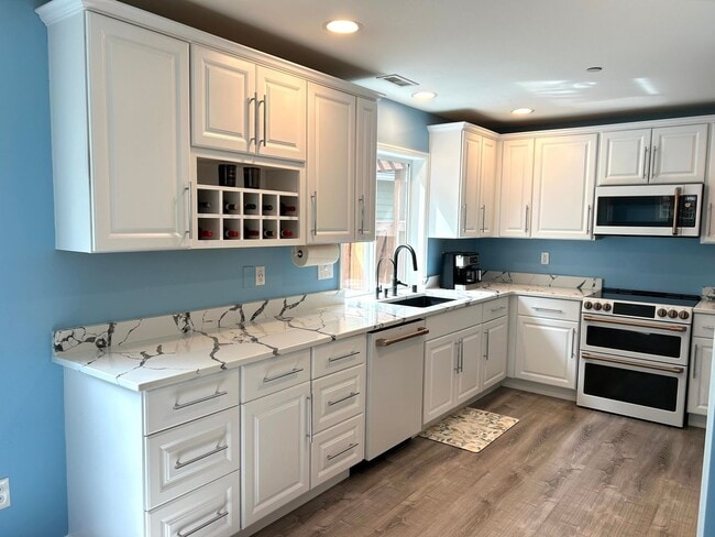 Building Photo - Updated 2 bedroom + loft, 2.5 bath DuPont Home