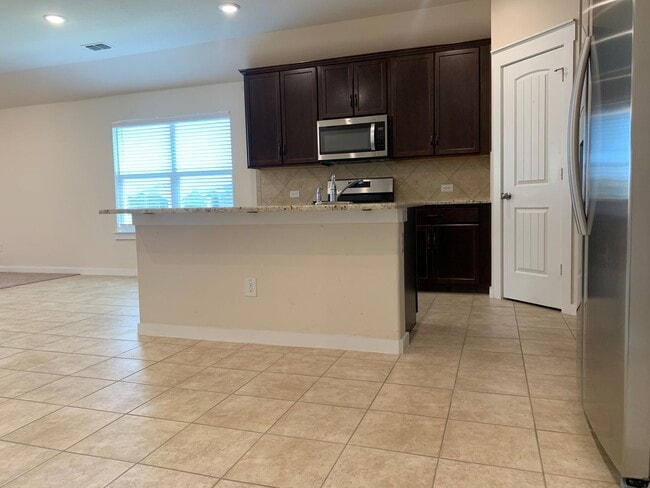 Building Photo - The Perfect Blend of Space & Location – 5 Beds Near Alliance