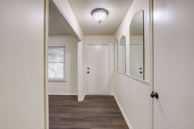 Building Photo - Amazing 4 Bedroom 2, Bath Home in Desirabl...