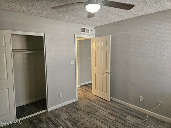 Building Photo - 3818 E Earll Dr