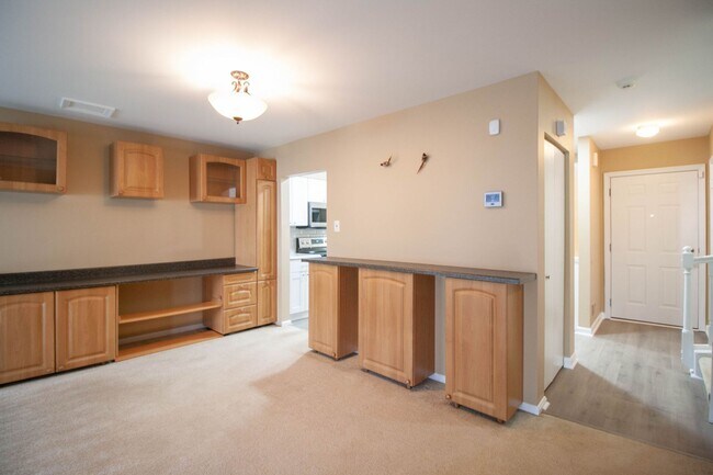 Building Photo - Gorgeous and updated 3Bd/2.5Bth townhome in the Town of Forest Hills! w/2 assigned parking space!