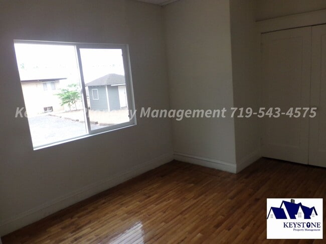 Building Photo - Charming Southside Victorian Tri-plex - Ap...