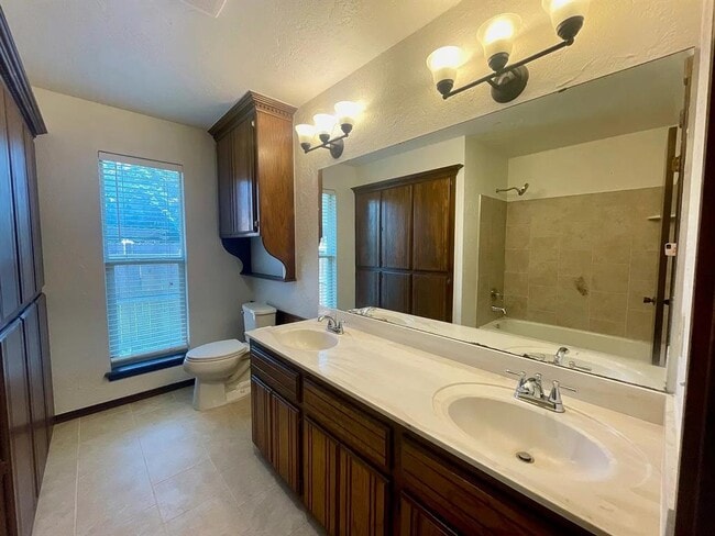 Building Photo - 2705 Clover Glen Dr