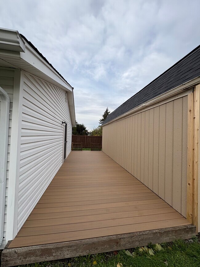 Brand new deck - 910 N Laventure Rd