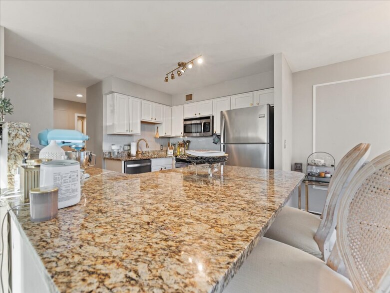 Building Photo - 810 Matson Pl