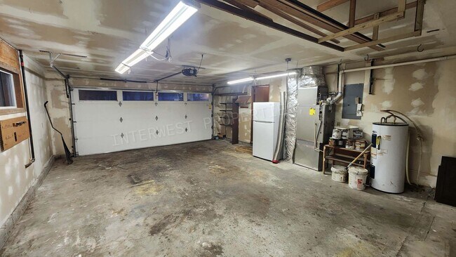 Building Photo - 3 bd 2ba Ranch Style Home with Fenced Yard, W/D in Unit, Fireplaces & 2 Car Garage!