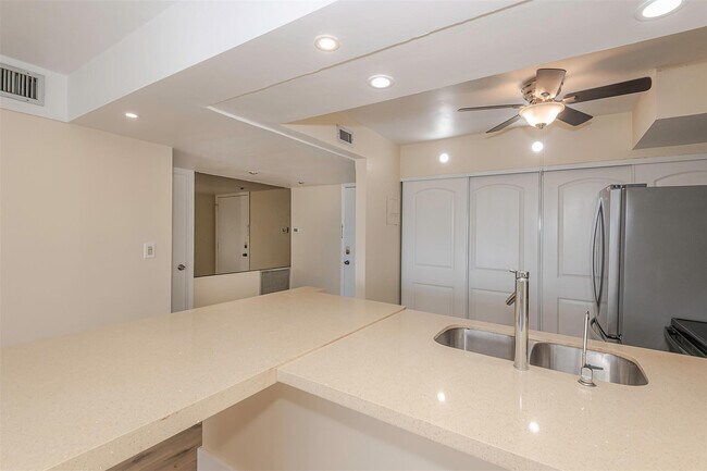 Building Photo - 1400 S Ocean Dr