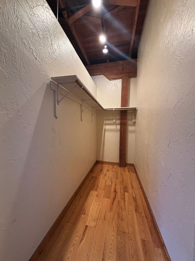 Building Photo - Large One Bedroom One bath Loft Apartment ...