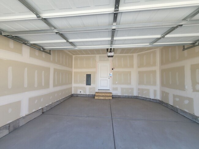 Building Photo - Brand New townhomes