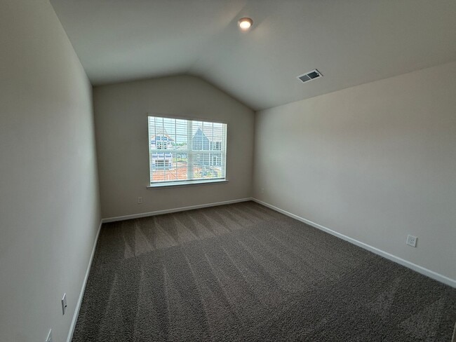 Building Photo - Brand New home in York!