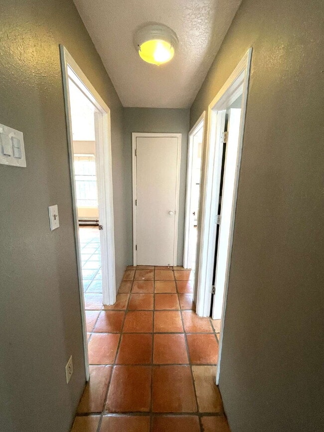 Building Photo - Nob Hill! 2bd/1ba/1CG Gorgeous!