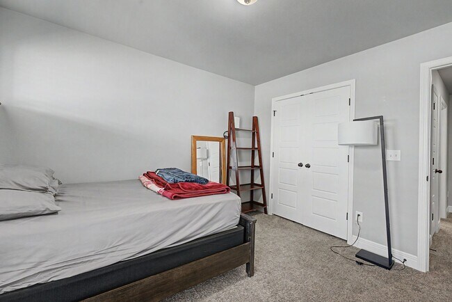 Building Photo - 6009 NW Silas St