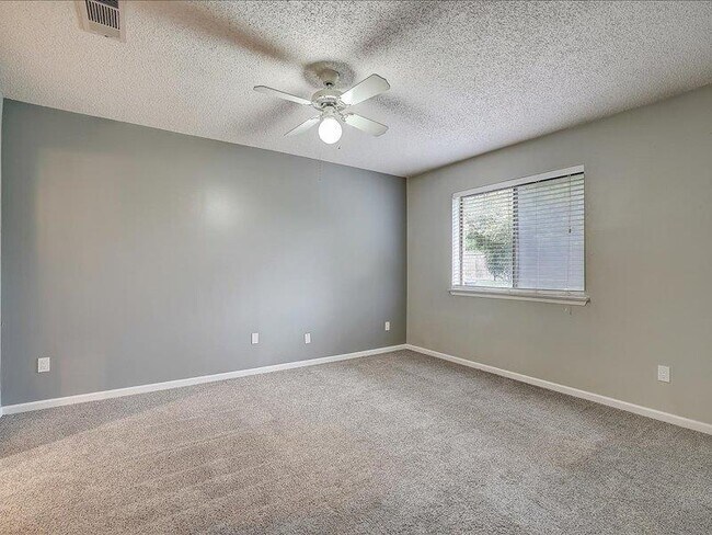 Building Photo - 10906 Meadgreen Ct