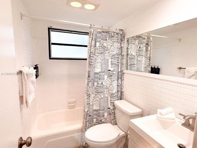 Building Photo - 664 SE 20th Ave