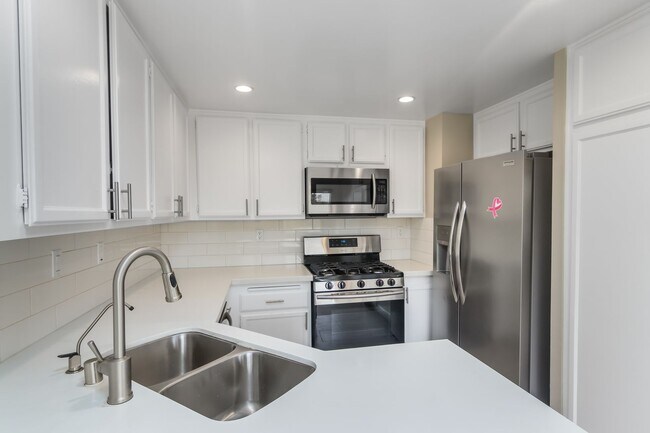Building Photo - Beautiful two-bedroom, two-bath home in Oa...