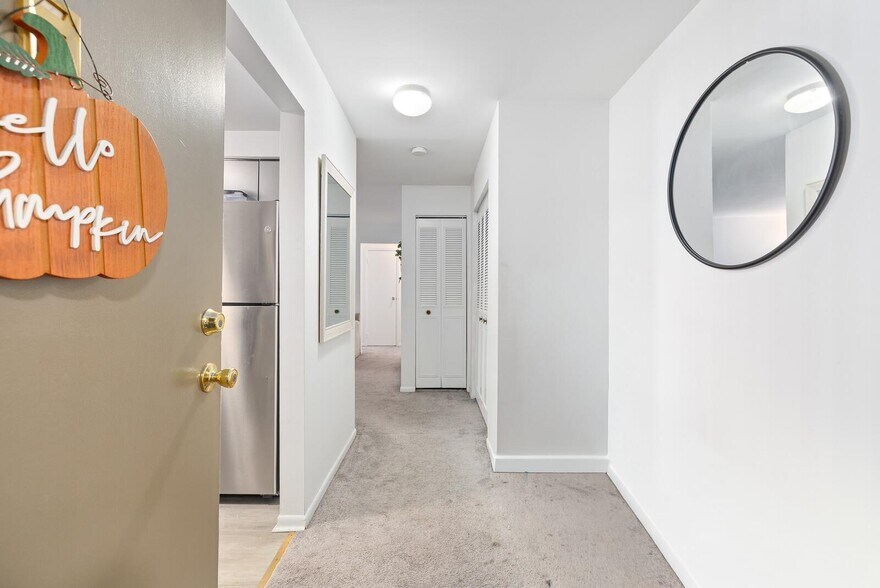 Building Photo - 5 Riverview Ct