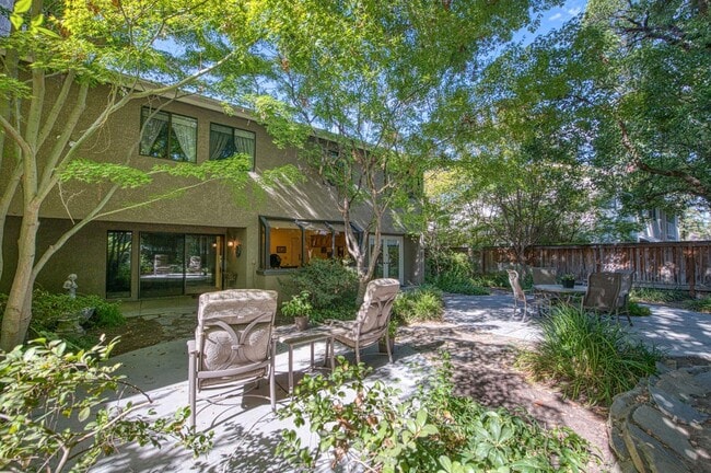 Building Photo - 2727 W Bluff Ave