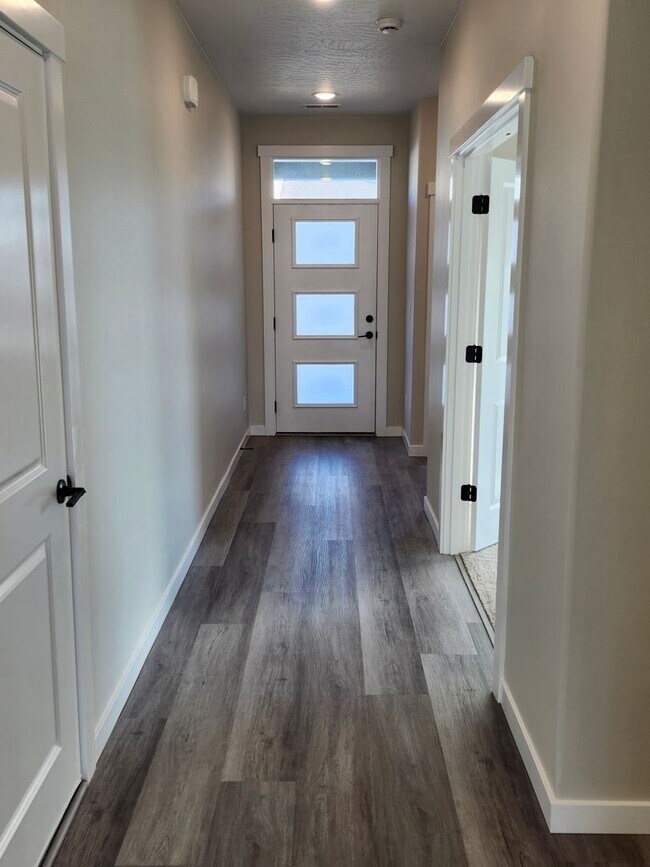 Building Photo - 3 bed, 2 bath- Kennewick Location!