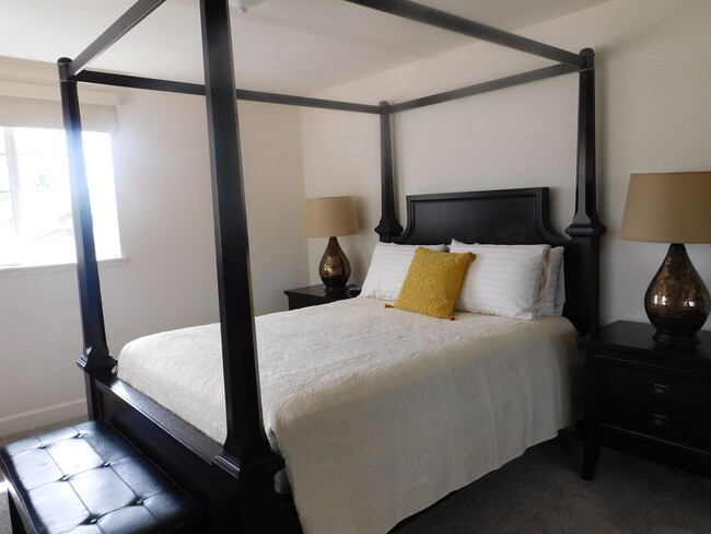 Building Photo - Fully Furnished 3BR/3BA Twnhs w/Prkg for 2 - Available Now