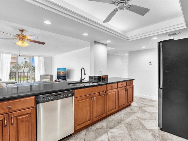 Building Photo - 1150 Hillsboro Mile