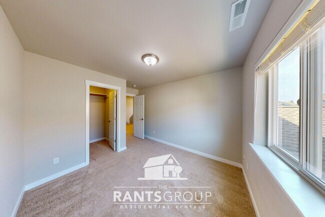 Building Photo - Beautiful 3 bedroom, 2.5 bath, 2-story home in Steilacoom Ridge