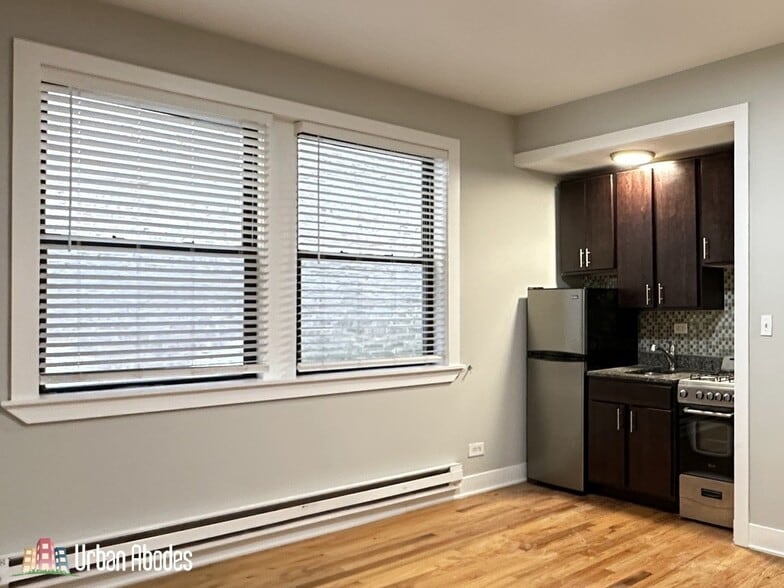 Building Photo - 4342 N Damen Ave