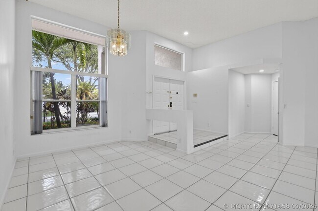 Building Photo - 924 Spoonbill Cir