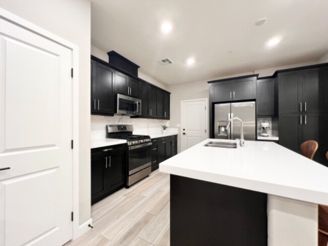 Building Photo - 1096 Delpy View Point